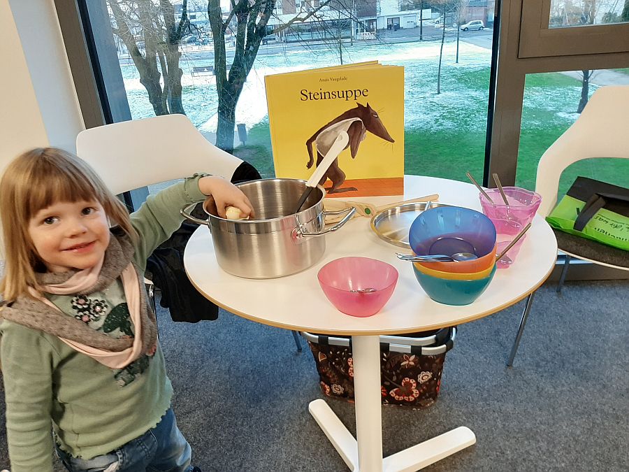Bücherzwerge lassen sich eine Steinsuppe schmecken