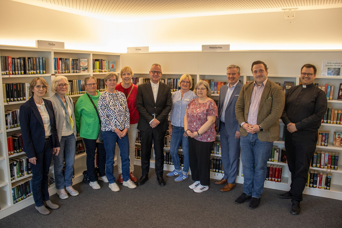 Beim Besuch in der Sennebücherei traf Weihbischof Josef Holtkotte auf KÖB-Vertreterinnen und Vertreter aus Delbrück, Ostenland und Hövelhof. Mit dabei (v. l.): Leiterin der Büchereifachstelle des Erzbistums Paderborn Elisabeth Lappe-Oeynhausen, die Büchereimitarbeiterinnen Marietheres Brüggemeier und Johanna Hagenhoff, Büchereileitung Ostenland Marita Lange-Laskowski, Büchereileitung Delbrück Anja Schirm, Weihbischof Josef Holtkotte, Leiterin der Sennebücherei Claudia Jostwerner, Büchereimitarbeiterin Silvana Hentschel, Bürgermeister Michael Berens, Dekanatsreferent Robert Kesselmeier und Pastor Dr. Manuel Klashörster.